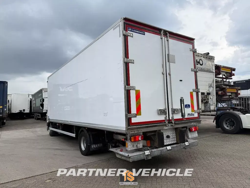 frontLeft : DAF LF 220 Camion frigorific