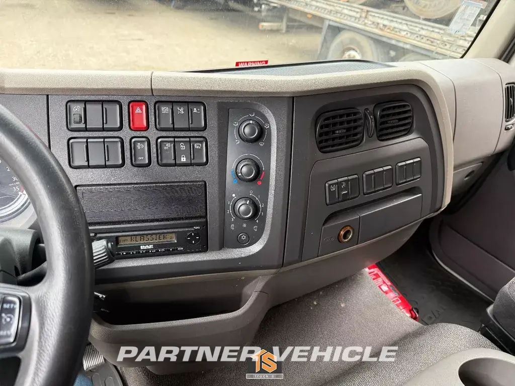 frontLeft : DAF LF 220 Camion frigorific