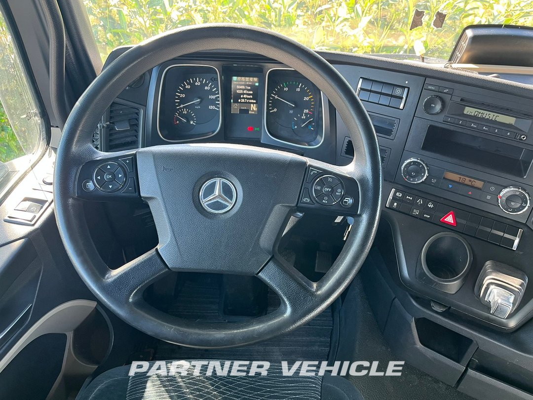 frontLeft : Mercedes Actros 1943 Trækker