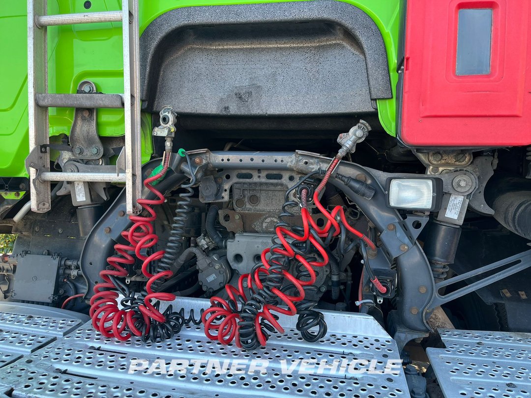 frontLeft : Mercedes Actros 1943 Trækker