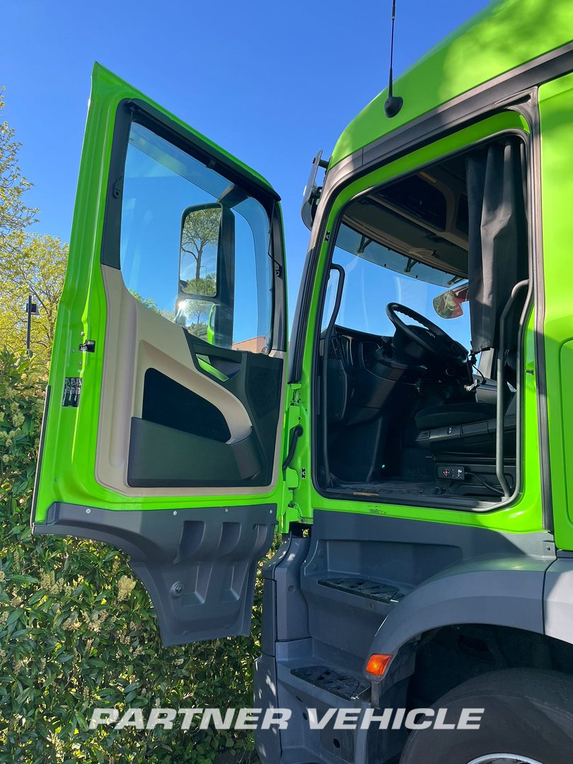 frontLeft : Mercedes Actros 1943 Trækker