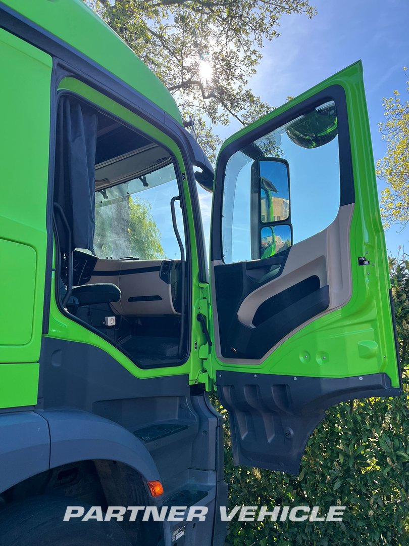 frontLeft : Mercedes Actros 1943 Trækker