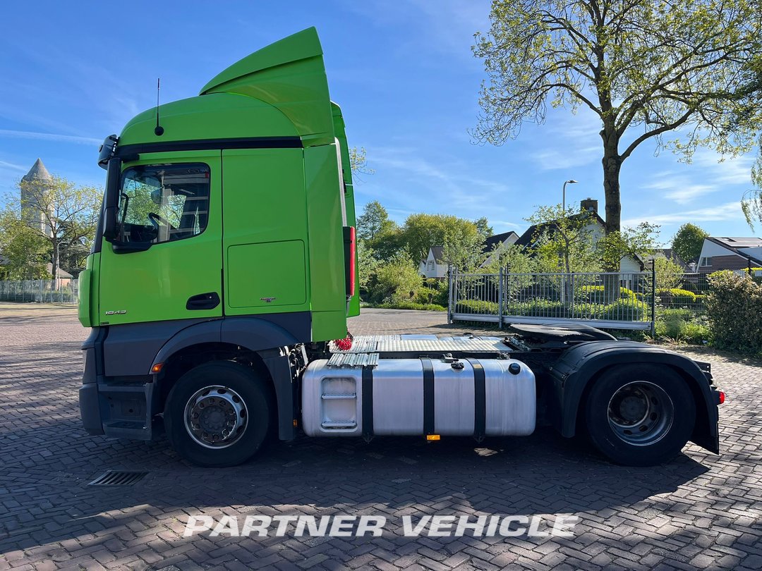 frontLeft : Mercedes Actros 1943 Trækker