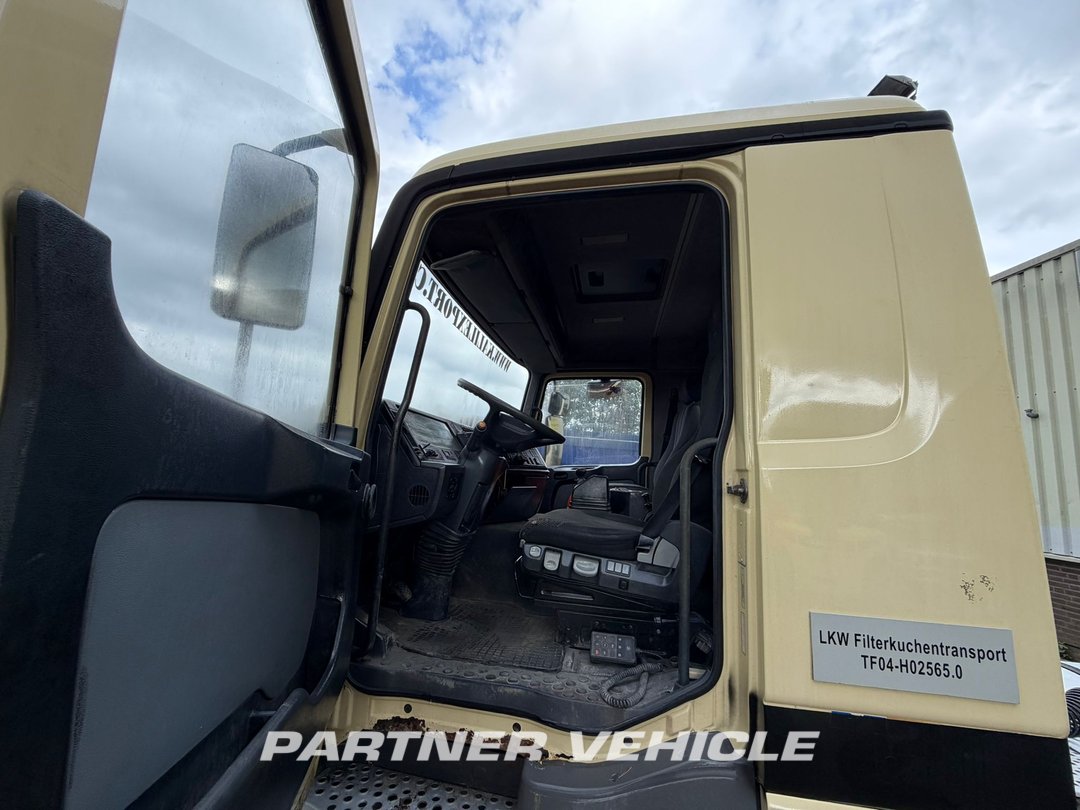 frontLeft : Mercedes Actros 1840 Tractor