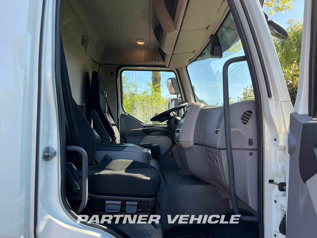 frontLeft : DAF LF 230 Kassebil