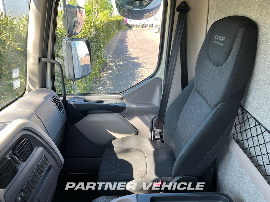 frontLeft : DAF LF 230 Kassebil