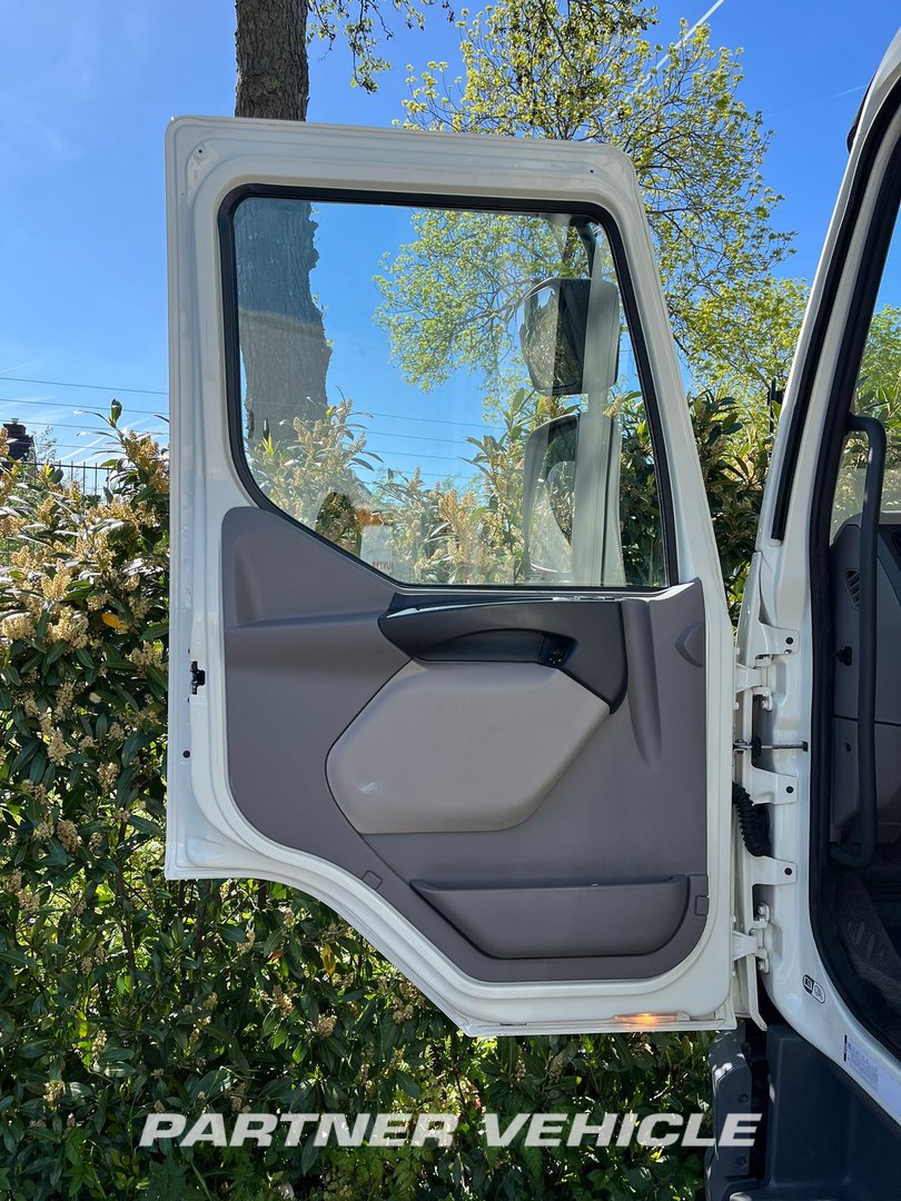 frontLeft : DAF LF 230 Kassebil