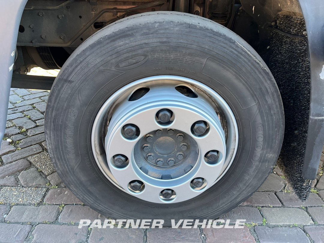frontLeft : DAF LF 230 Kassebil