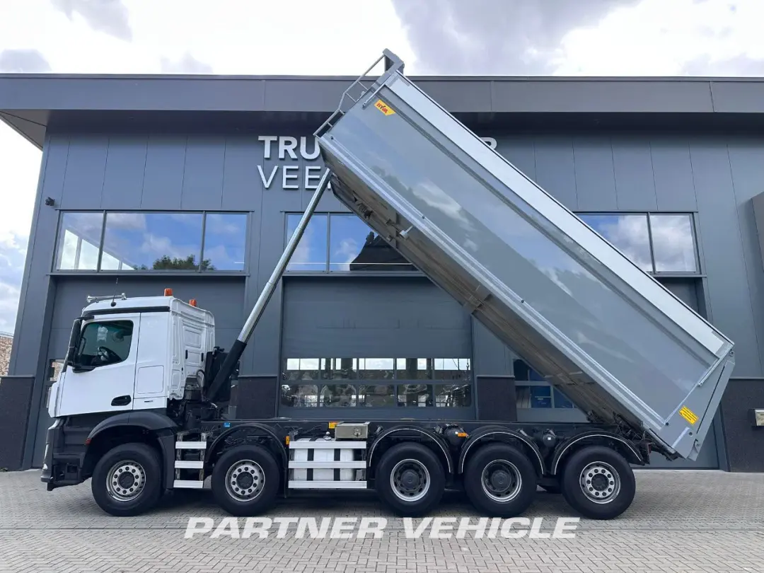 frontLeft : Mercedes Arocs 4145 Camion Benne