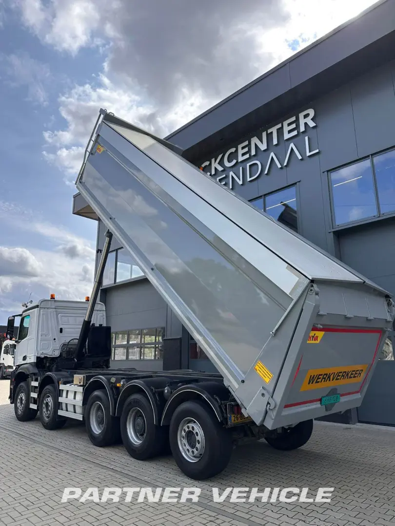 frontLeft : Mercedes Arocs 4145 Camion Benne