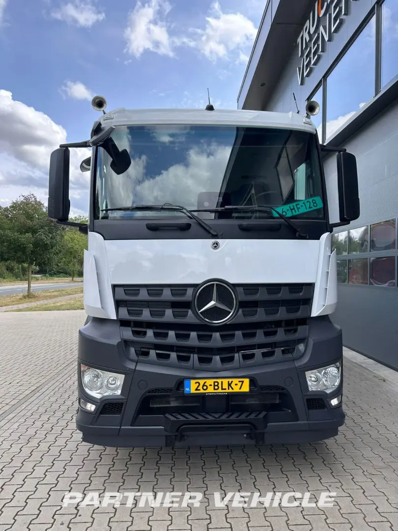 frontLeft : Mercedes Arocs 4145 Camion Benne