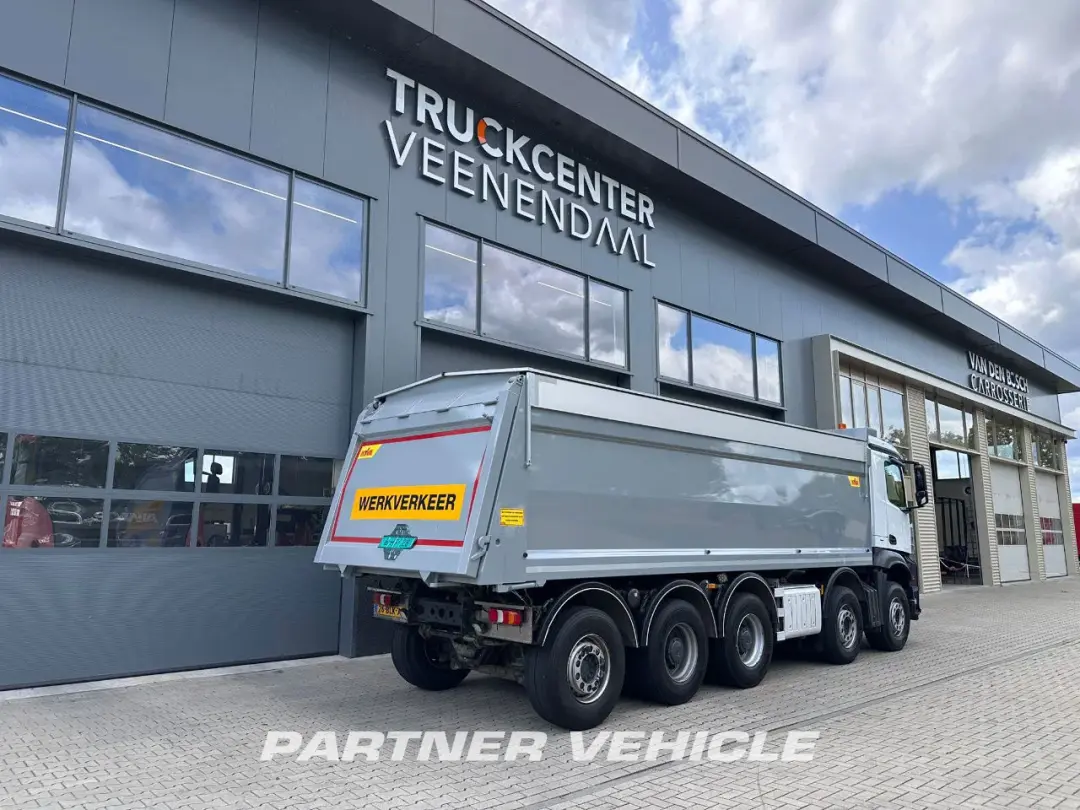 frontLeft : Mercedes Arocs 4145 Camion Benne