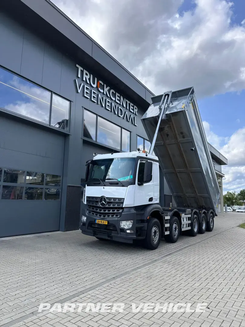 frontLeft : Mercedes Arocs 4145 Camion Benne