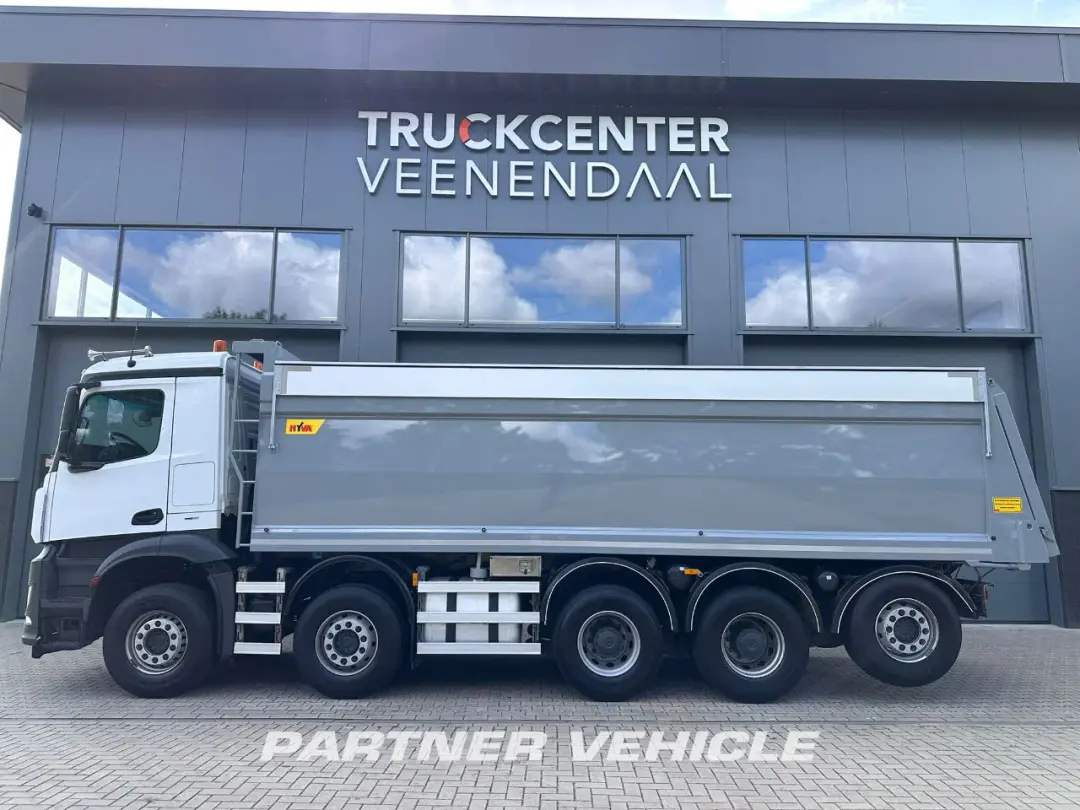 frontLeft : Mercedes Arocs 4145 Camion Benne