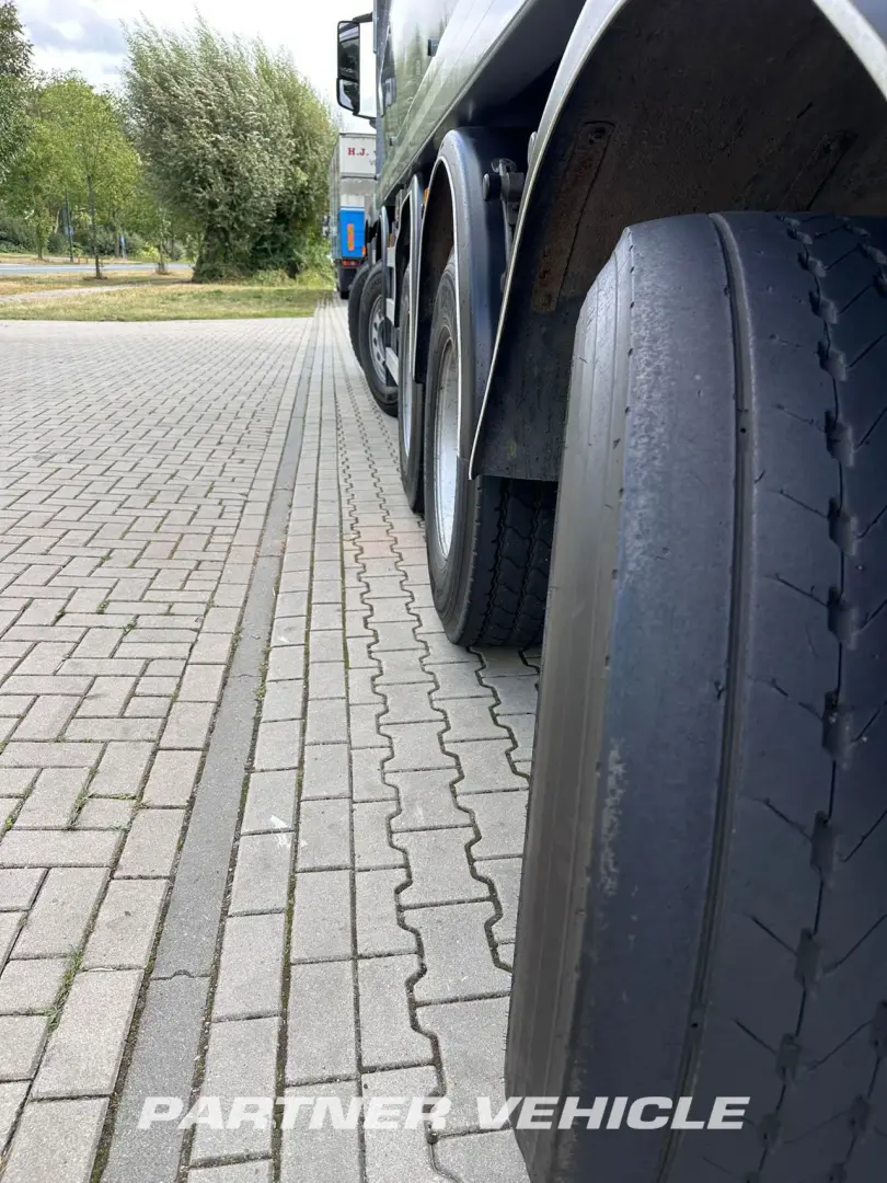 frontLeft : Mercedes Arocs 4145 Camion Benne