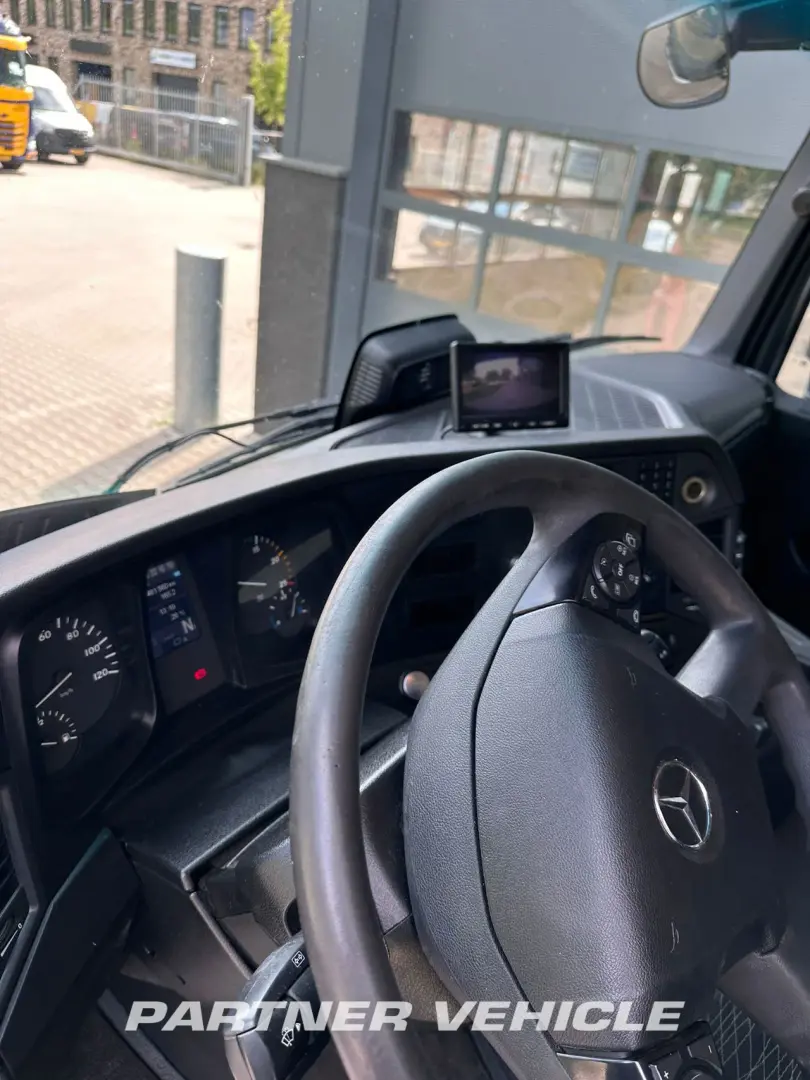 frontLeft : Mercedes Arocs 4145 Camion Benne