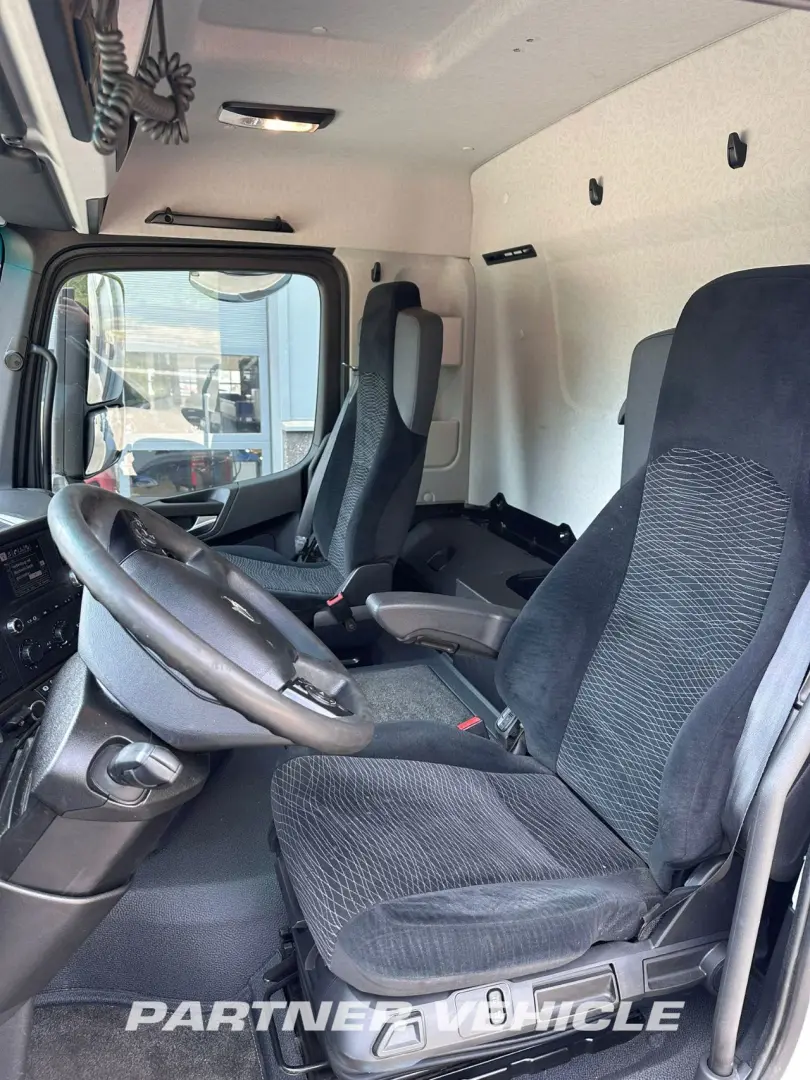 frontLeft : Mercedes Arocs 4145 Camion Benne
