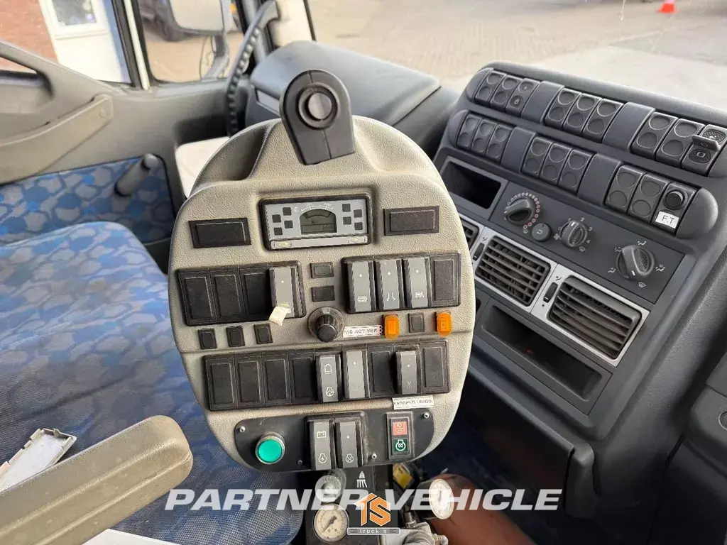frontLeft : Iveco Eurocargo 120E180 barredora