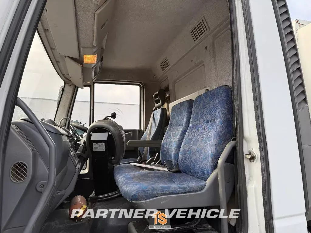 frontLeft : Iveco Eurocargo 120E180 barredora
