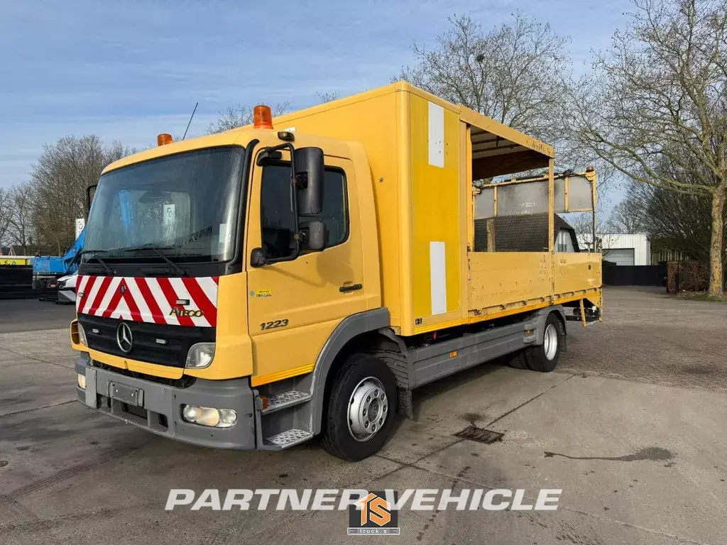 frontLeft : Mercedes Atego 1223 Camion Benne