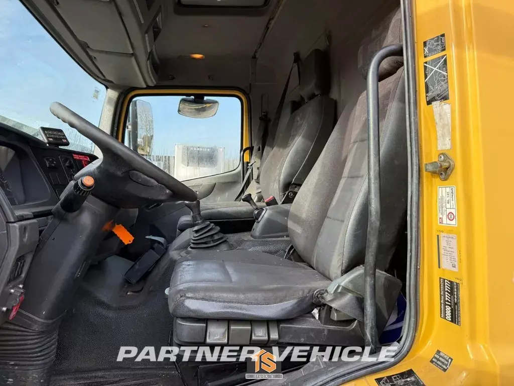 frontLeft : Mercedes Atego 1223 Camion Benne