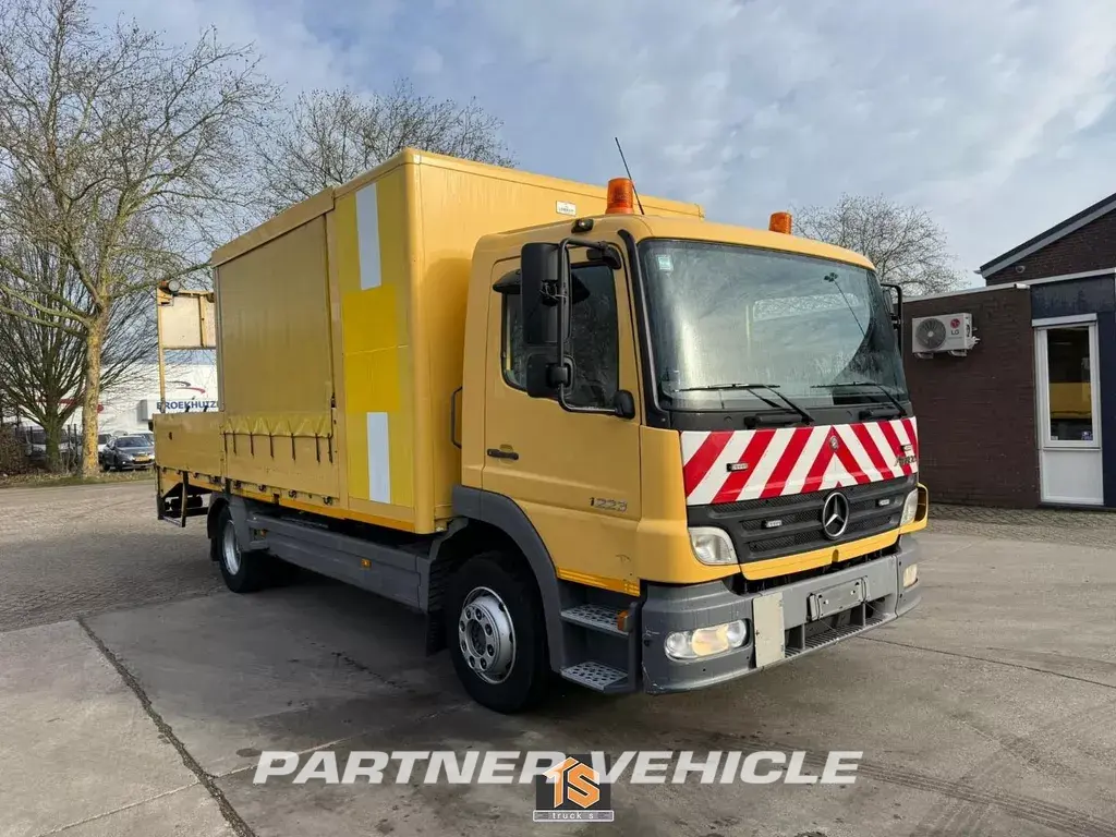 frontLeft : Mercedes Atego 1223 Camion Benne