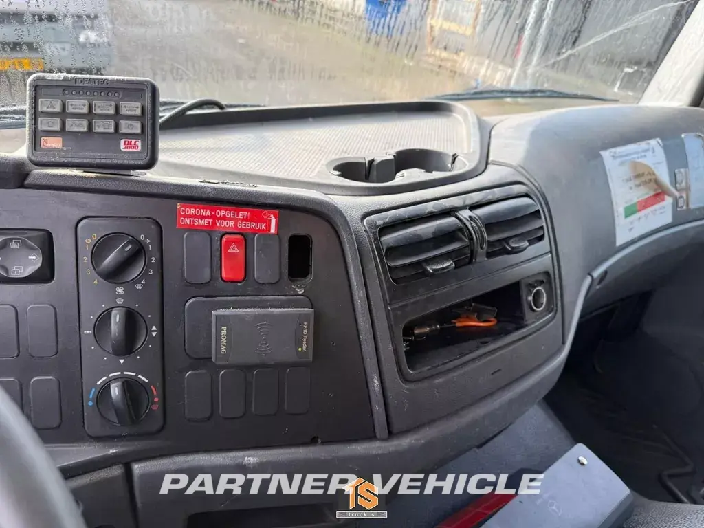 frontLeft : Mercedes Atego 1223 Camion Benne