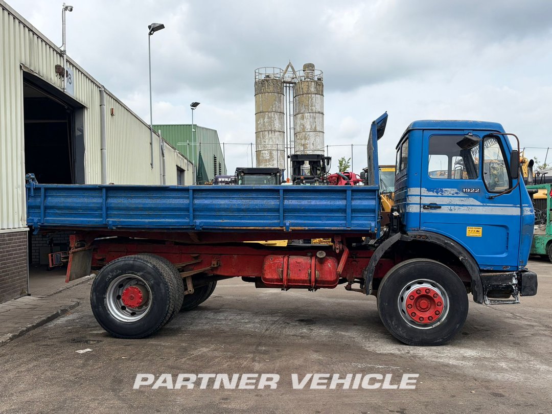 frontLeft : Mercedes 1922 Camion ribaltabile