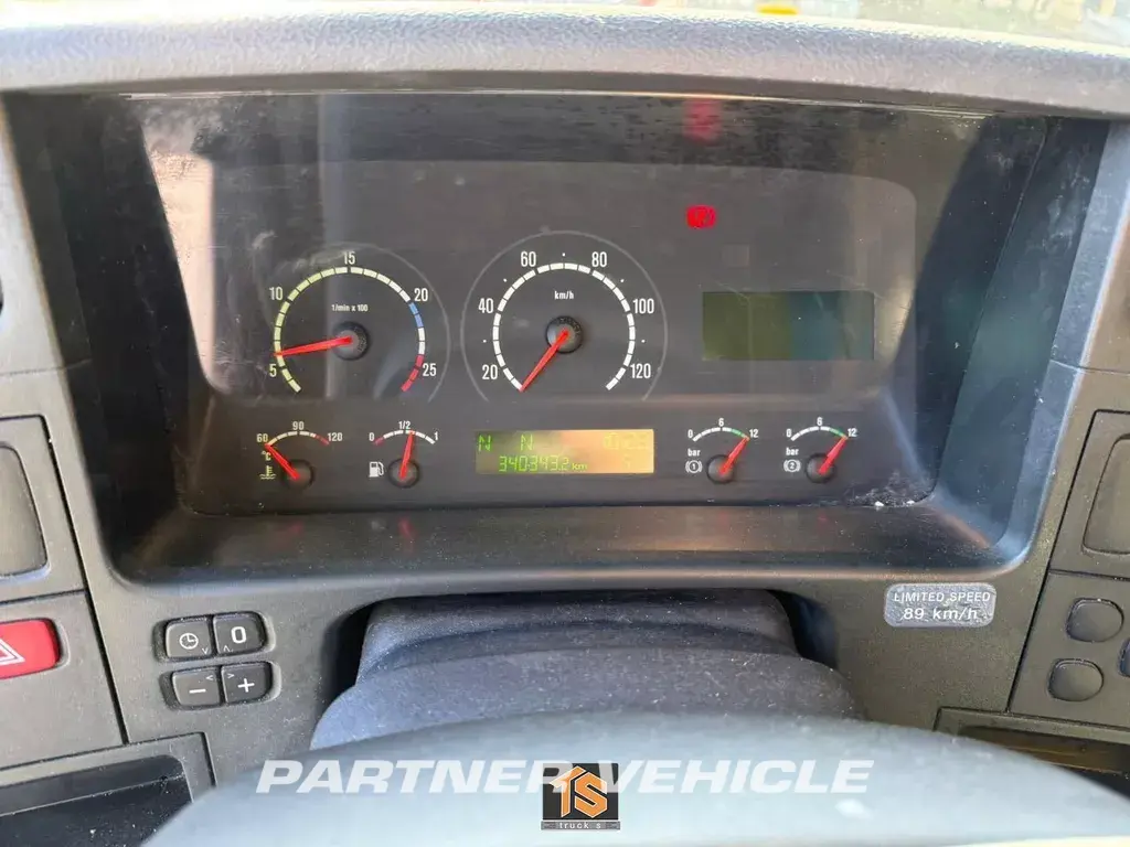 frontLeft : Scania P310 Avolavakuorma-auto