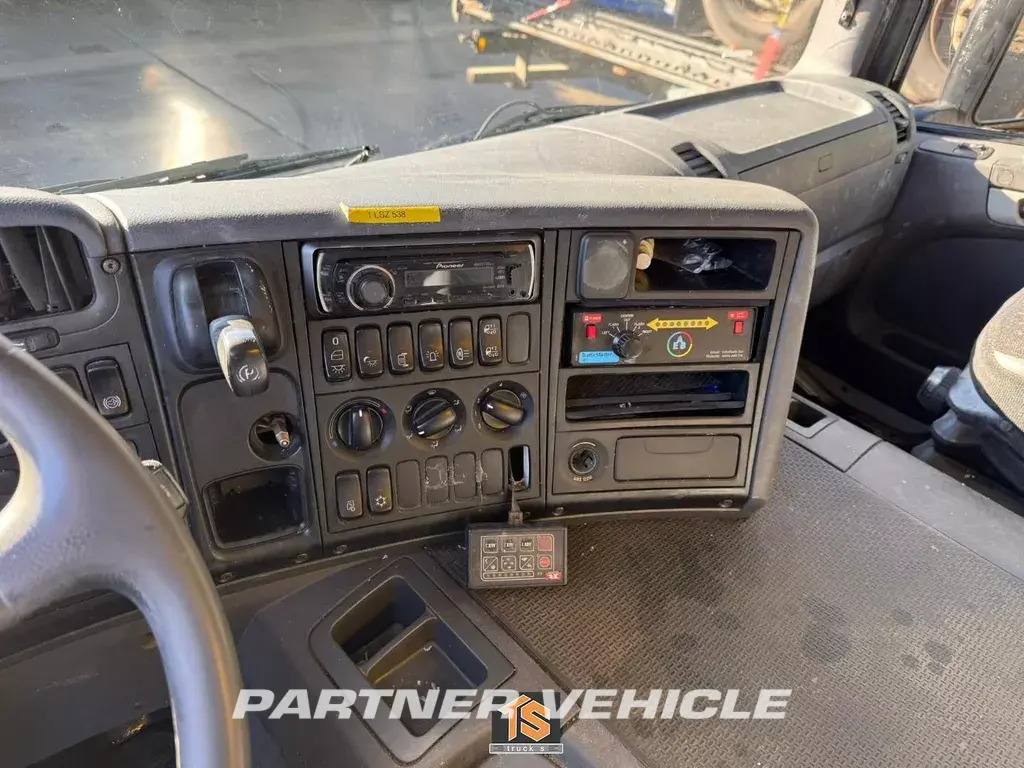 frontLeft : Scania P310 Avolavakuorma-auto