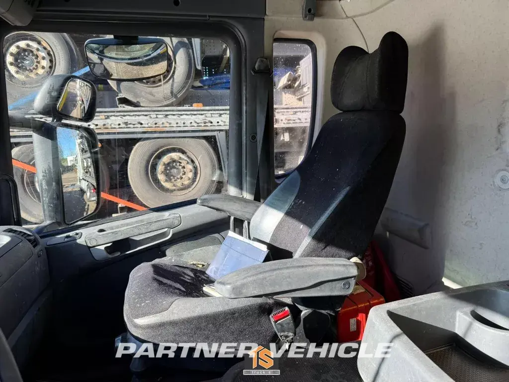 frontLeft : Scania P310 Avolavakuorma-auto