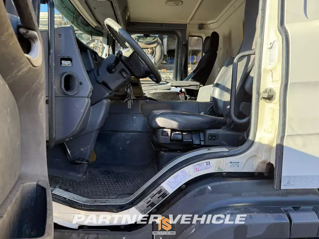 frontLeft : Scania P310 Avolavakuorma-auto