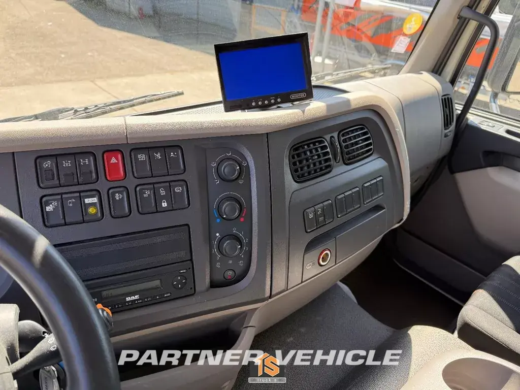frontLeft : DAF LF 260 kassevogn