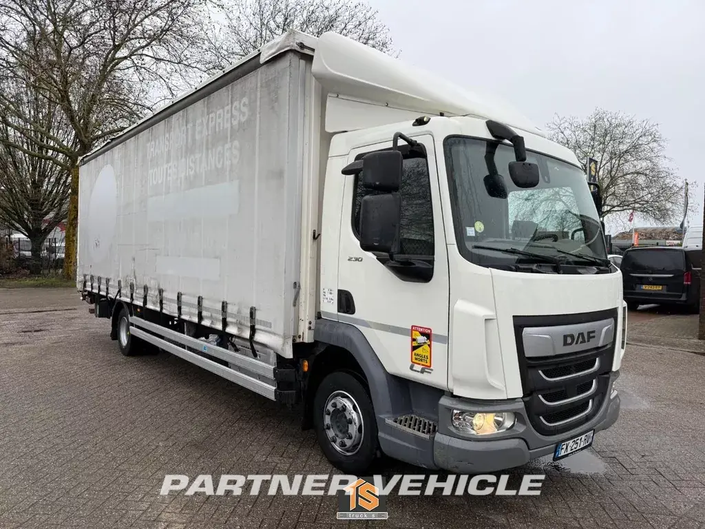 frontLeft : DAF LF 230 Gardin