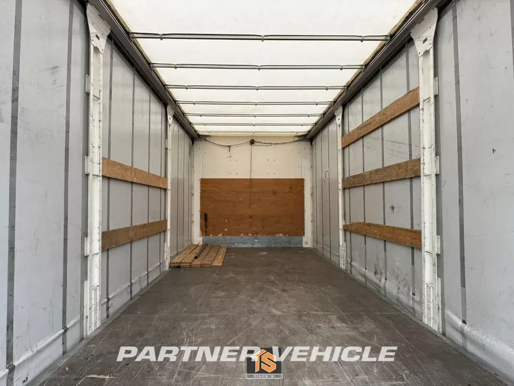 frontLeft : DAF LF 230 Gardin