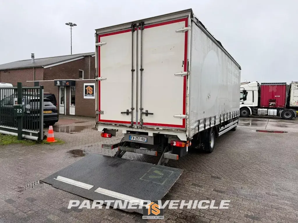 frontLeft : DAF LF 230 Gardin