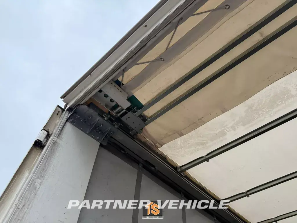 frontLeft : DAF LF 230 Gardin
