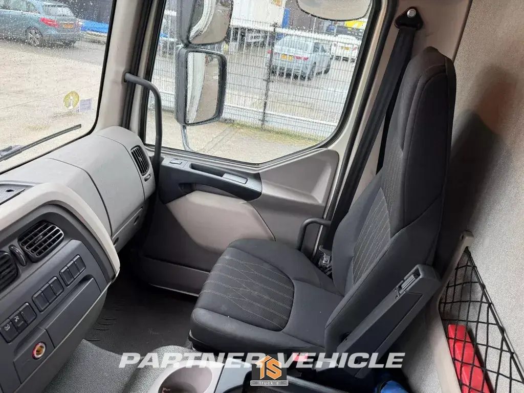 frontLeft : DAF LF 230 Gardin