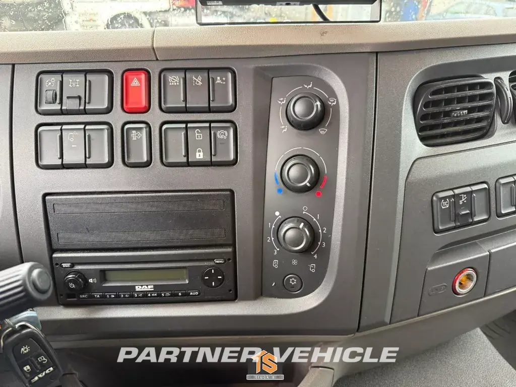 frontLeft : DAF LF 230 Gardin