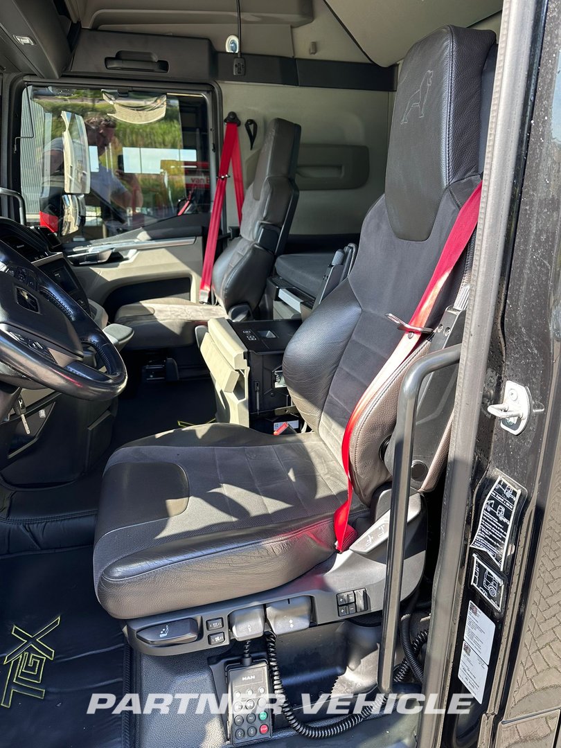 frontLeft : MAN TGX 18.640 Le mans Trækker