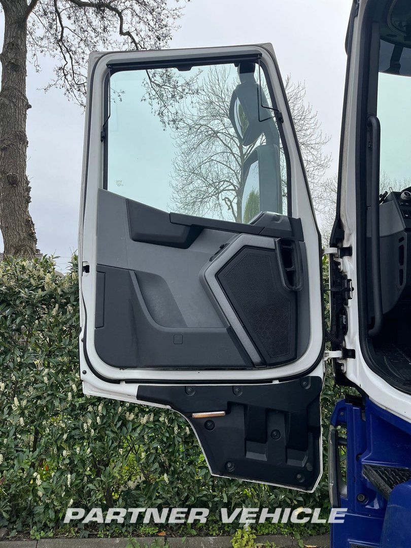 frontLeft : Renault T 430 Trækker