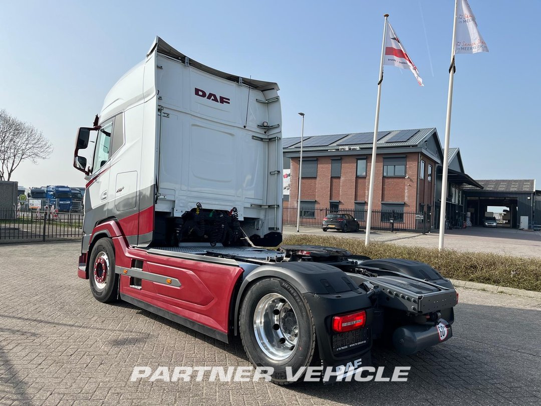 frontLeft : DAF XG+ 530 sattelzugmaschine