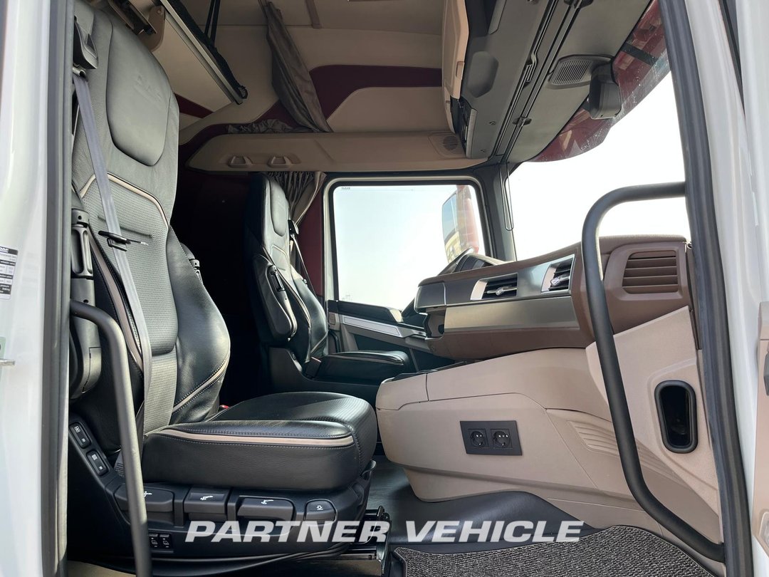 frontLeft : DAF XG+ 530 sattelzugmaschine