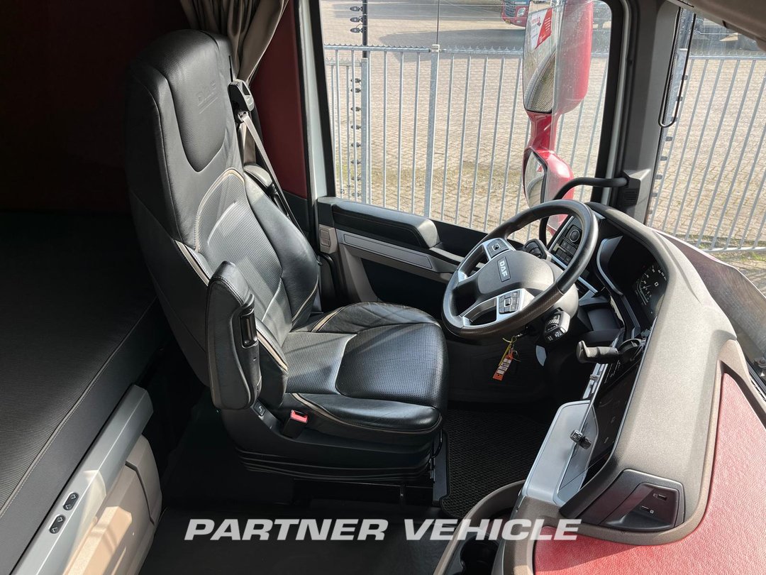 frontLeft : DAF XG+ 530 sattelzugmaschine
