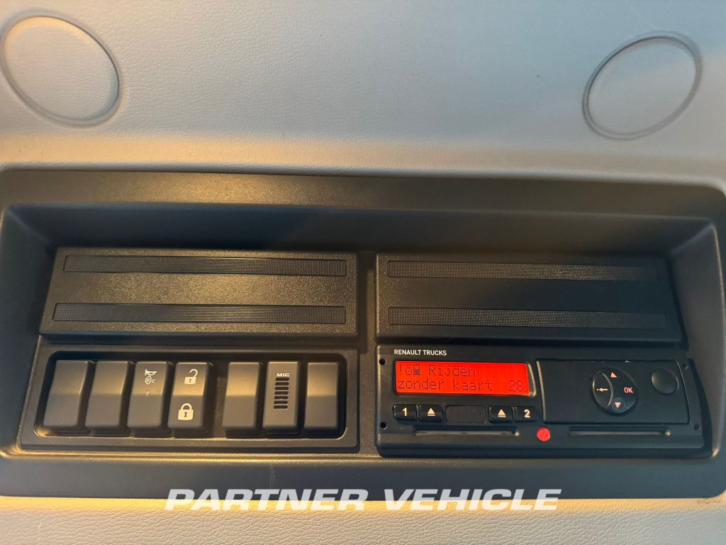 frontLeft : Renault Midlum 220 umpikori kuorma-auto