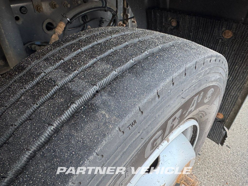 frontLeft : Renault Midlum 220 umpikori kuorma-auto