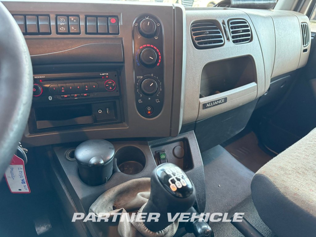 frontLeft : Renault Midlum 220 umpikori kuorma-auto