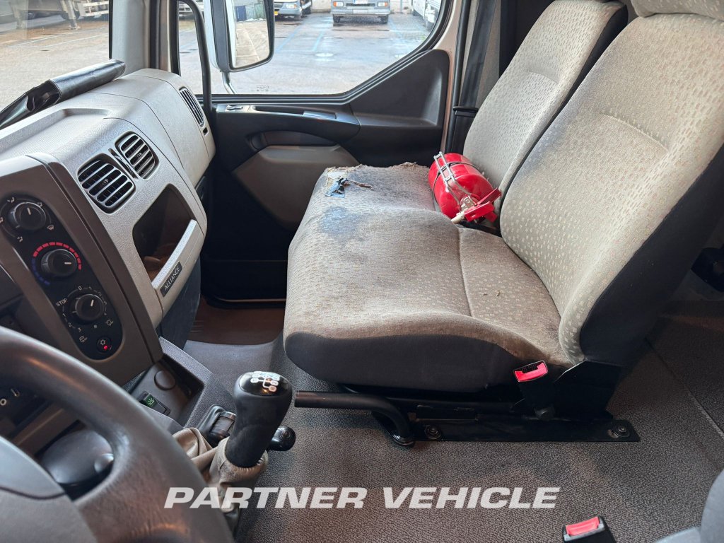 frontLeft : Renault Midlum 220 umpikori kuorma-auto
