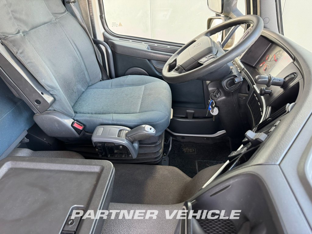 frontLeft : Volvo FM 330 Dragbil