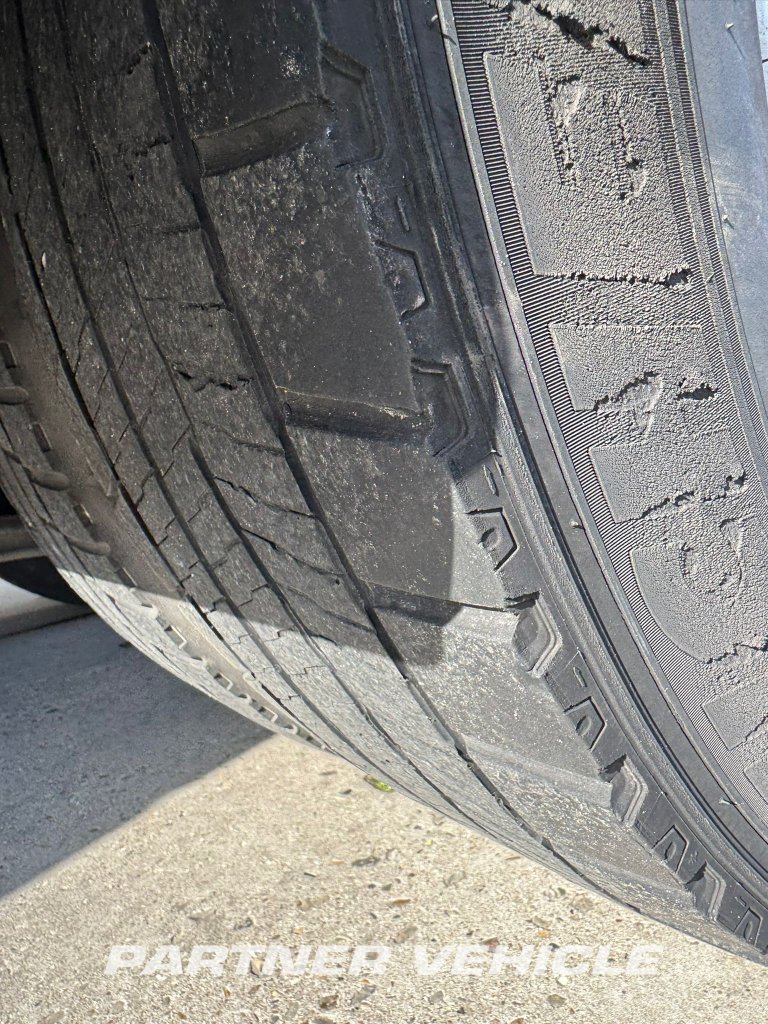 frontLeft : Volvo FM 330 Dragbil